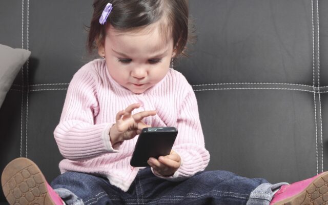Here’s A Good Reason Why You Should NEVER Let Your Young Kid Play With Your Phone